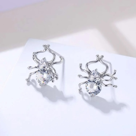 🪲 Adorable Metallic Rhinestone Beetle Bug Studs 🪲 - Picture 3 of 3